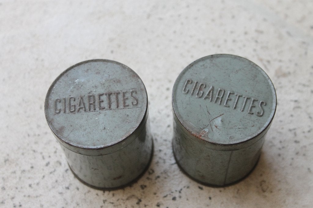 Two Original British WW2 Cigarette Tins, Verzamelen, Militaria | Tweede Wereldoorlog, Verzenden, Landmacht, Engeland, Overige typen