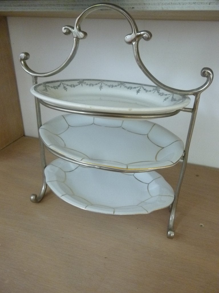 etagere voor bonbons, metaal houder met porselein schaaltjes, Antiek en Kunst, Curiosa en Brocante, Verzenden