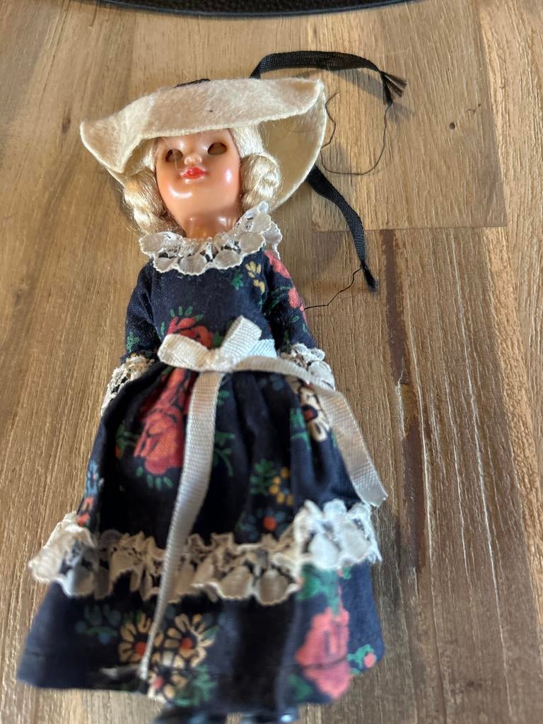 Vintage popje in traditionele klederdracht, Ophalen of Verzenden, Gebruikt, Overige typen