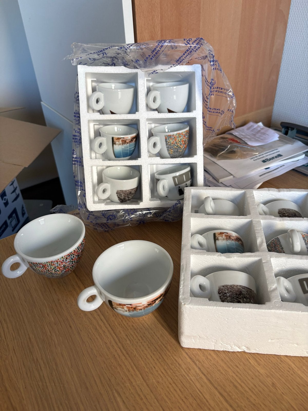 Doos vol cappuccino en espresso kopjes met schotels, Gebruikt, Overige merken, Ophalen of Verzenden, Kop(pen) en/of Schotel(s)