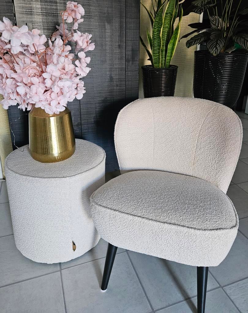 Woood Sara bouclé crème fauteuil + poef - ZGAN, Huis en Inrichting, Fauteuils, Ophalen, 75 tot 100 cm, Zo goed als nieuw, Stof