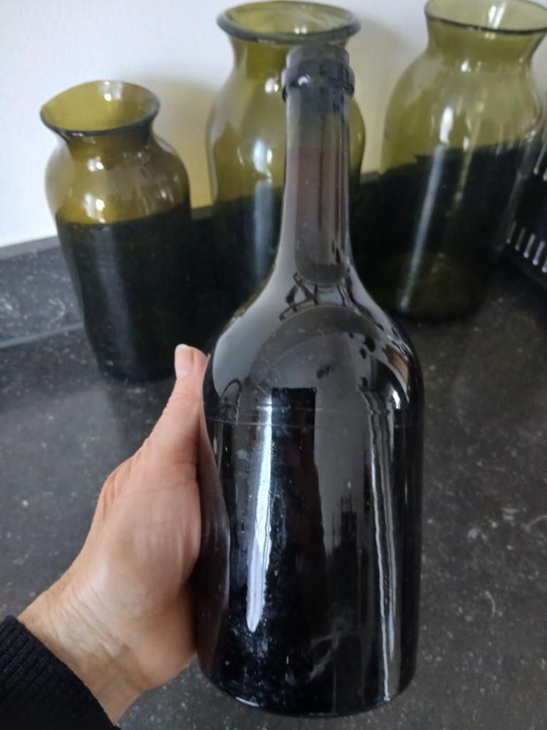 Antieke  wijnfles met aan binnen kant aanslag, Antiek en Kunst, Ophalen of Verzenden