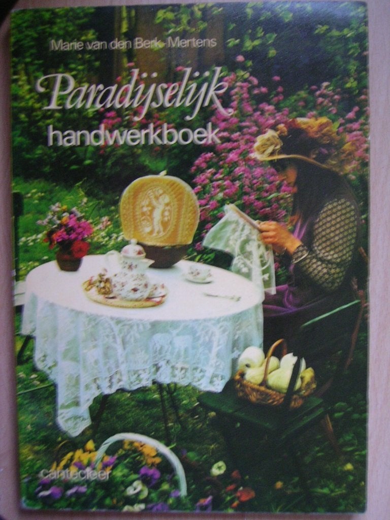 Paradijselijk handwerkboek veel mooie patronen. Heb Ook DMC, Ophalen of Verzenden, Zo goed als nieuw, Handborduren, Patroon