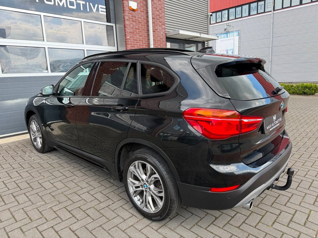 BMW X1 xDrive20i LED Pano Navi Trekhaak Stoelvw PDC Keyless, 1998 cc, Gebruikt, 2000 kg, Zwart