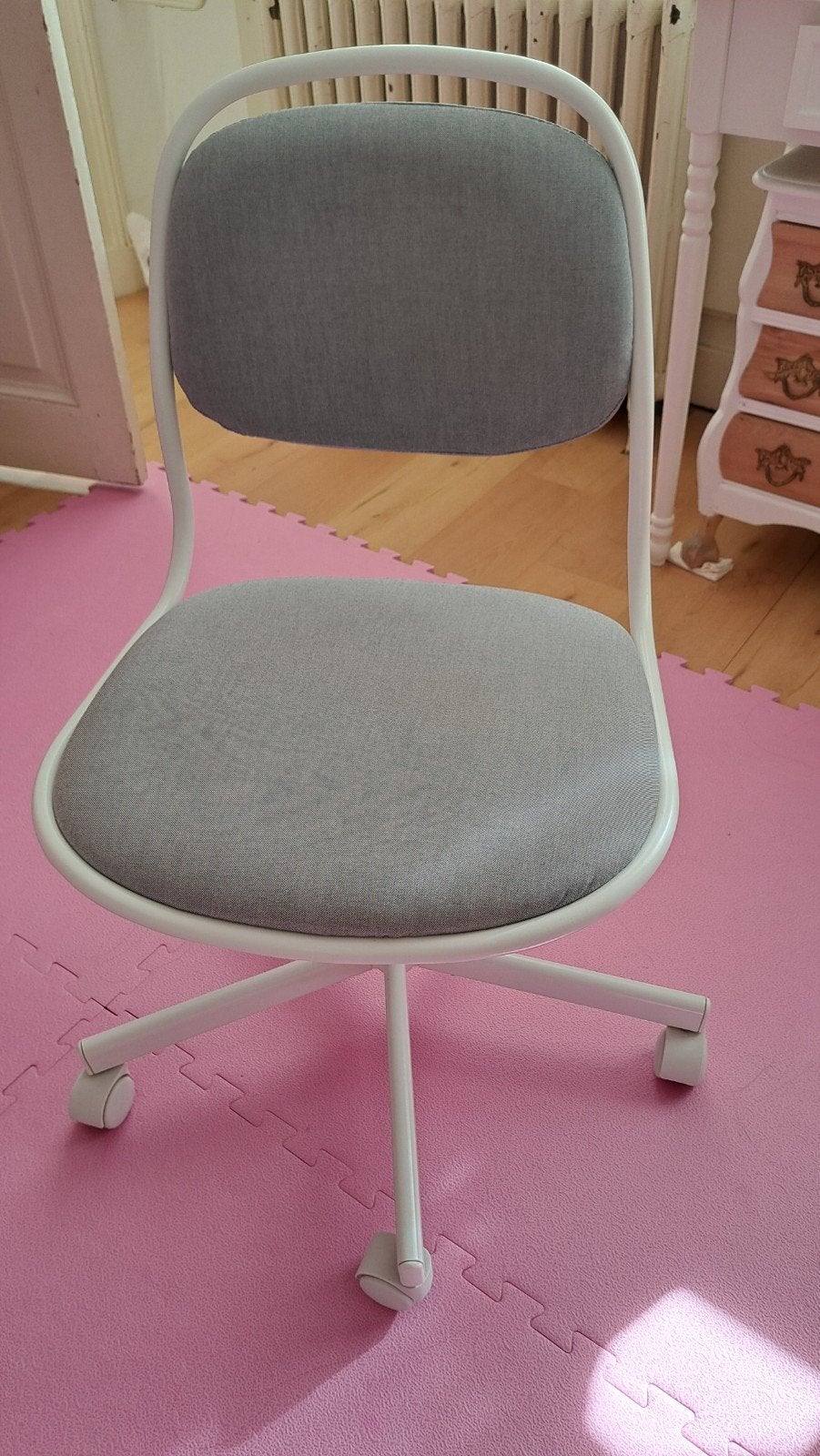 bureau stoel grijs wit IKEA, Ophalen, Zo goed als nieuw, Grijs, Bureaustoel