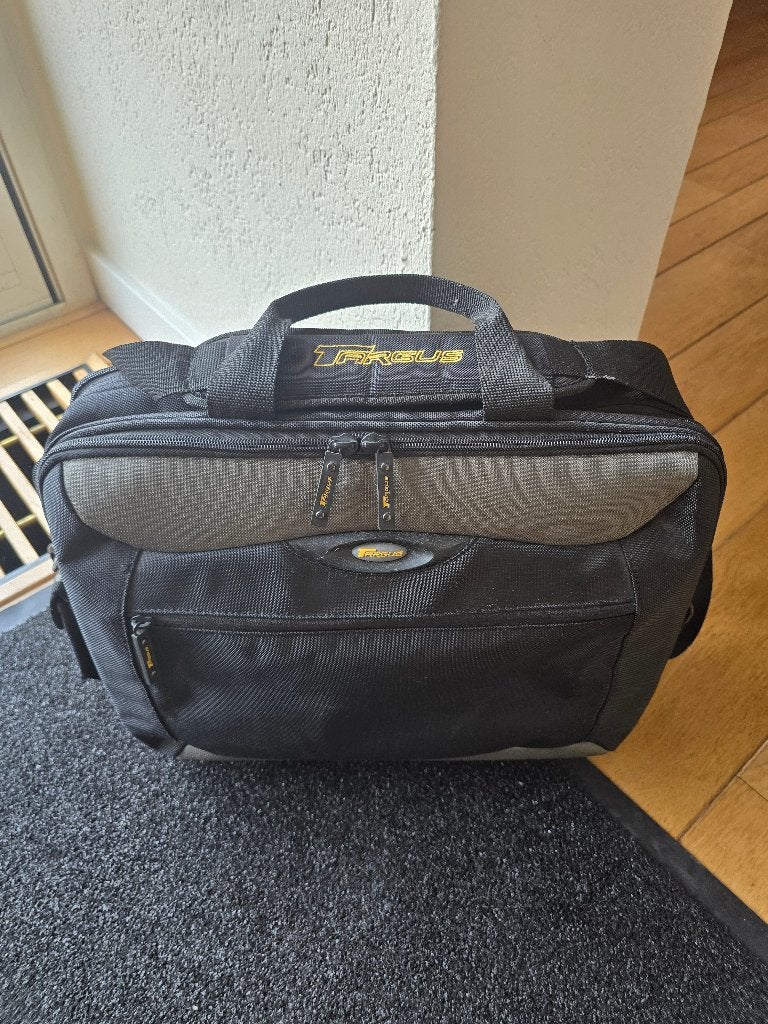 Targus laptoptas met schouderriem als nieuw, Computers en Software, Laptoptassen, Ophalen of Verzenden, 15 inch, Zo goed als nieuw