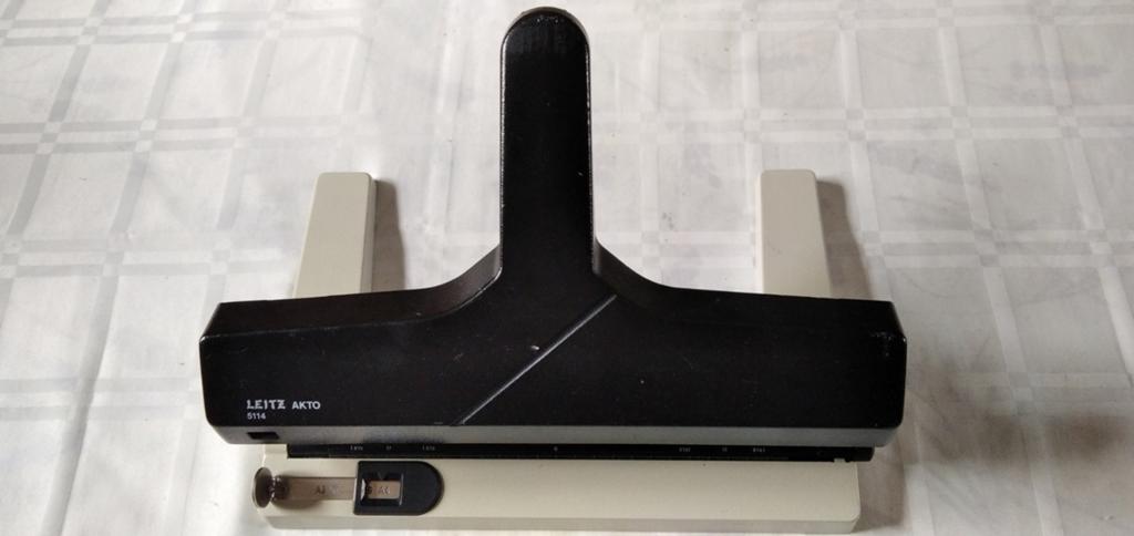 Leitz akto 5115 perforator voor ( minstens) 4 gaten, Diversen, Ophalen of Verzenden, Zo goed als nieuw