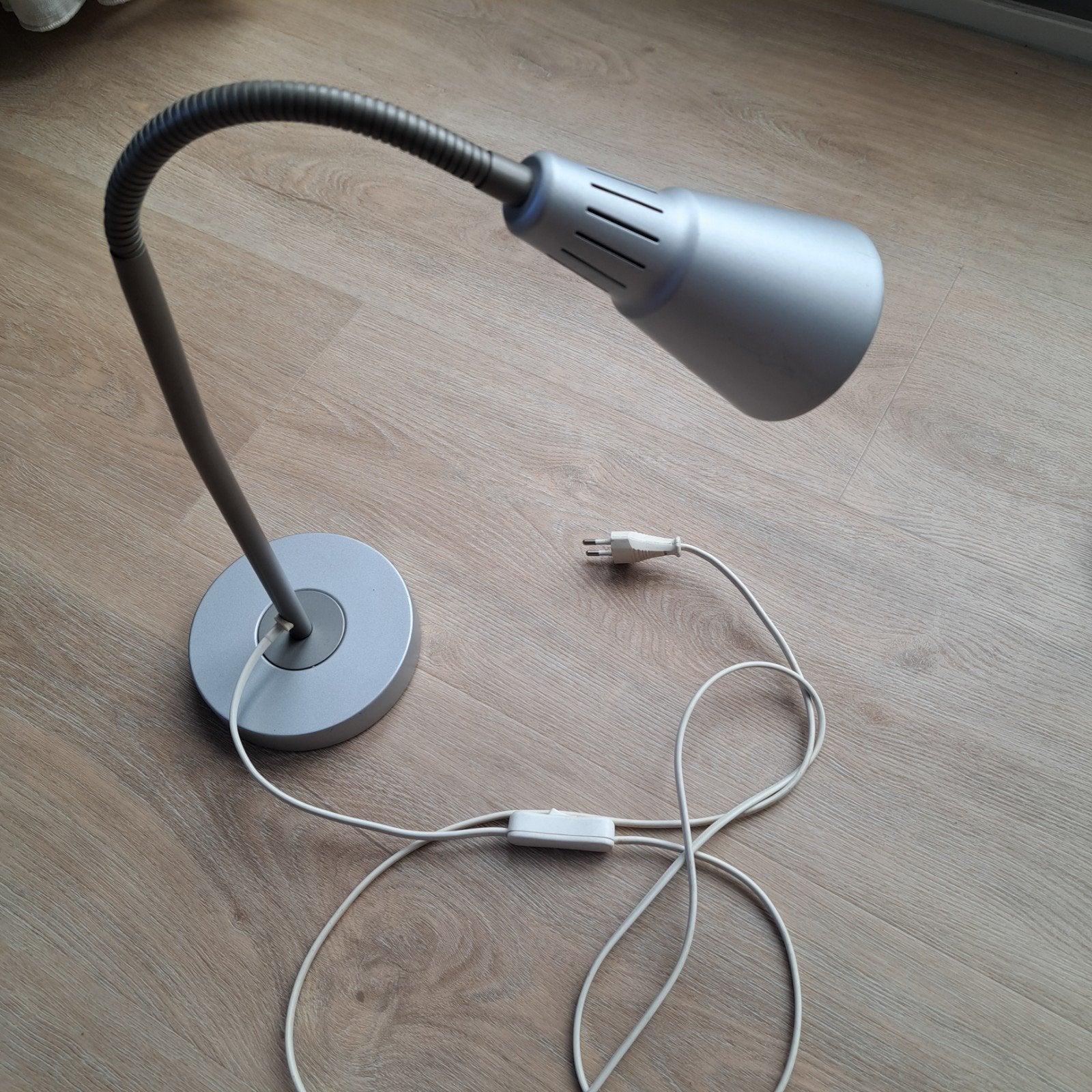 2x Ikea Flexibele bureaulamp/tafellamp met E14 fitting, Bureaulamp, Gebruikt, Overige merken, E14 (klein)