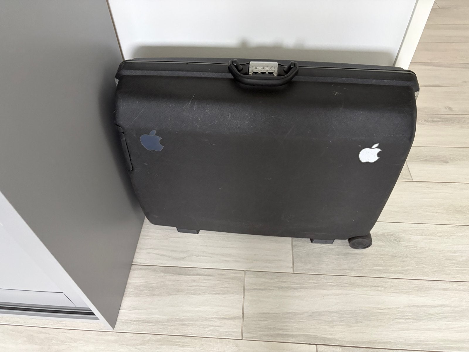 Samsonite koffer - Zwart, robuust en met wieltjes, Gebruikt, Hard kunststof, Slot, 35 tot 45 cm