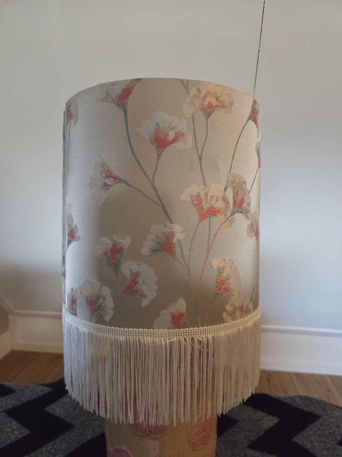 Vintage bloemen lampenkap met franjes, Huis en Inrichting, Textiel, Vintage, Klassiek, Ophalen of Verzenden, Zo goed als nieuw