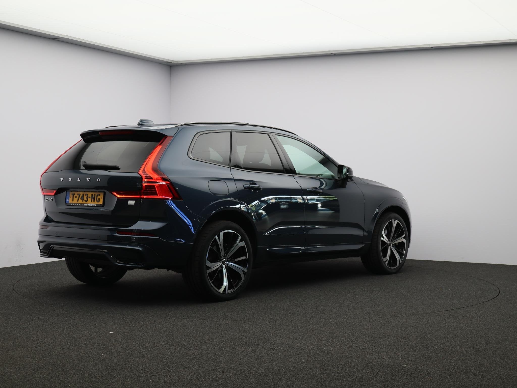Volvo XC60 2.0 T6 Plug-in hybrid AWD Ultimate Dark / Head-up, Auto's, Automaat, Gebruikt, 4 cilinders, 180 min
