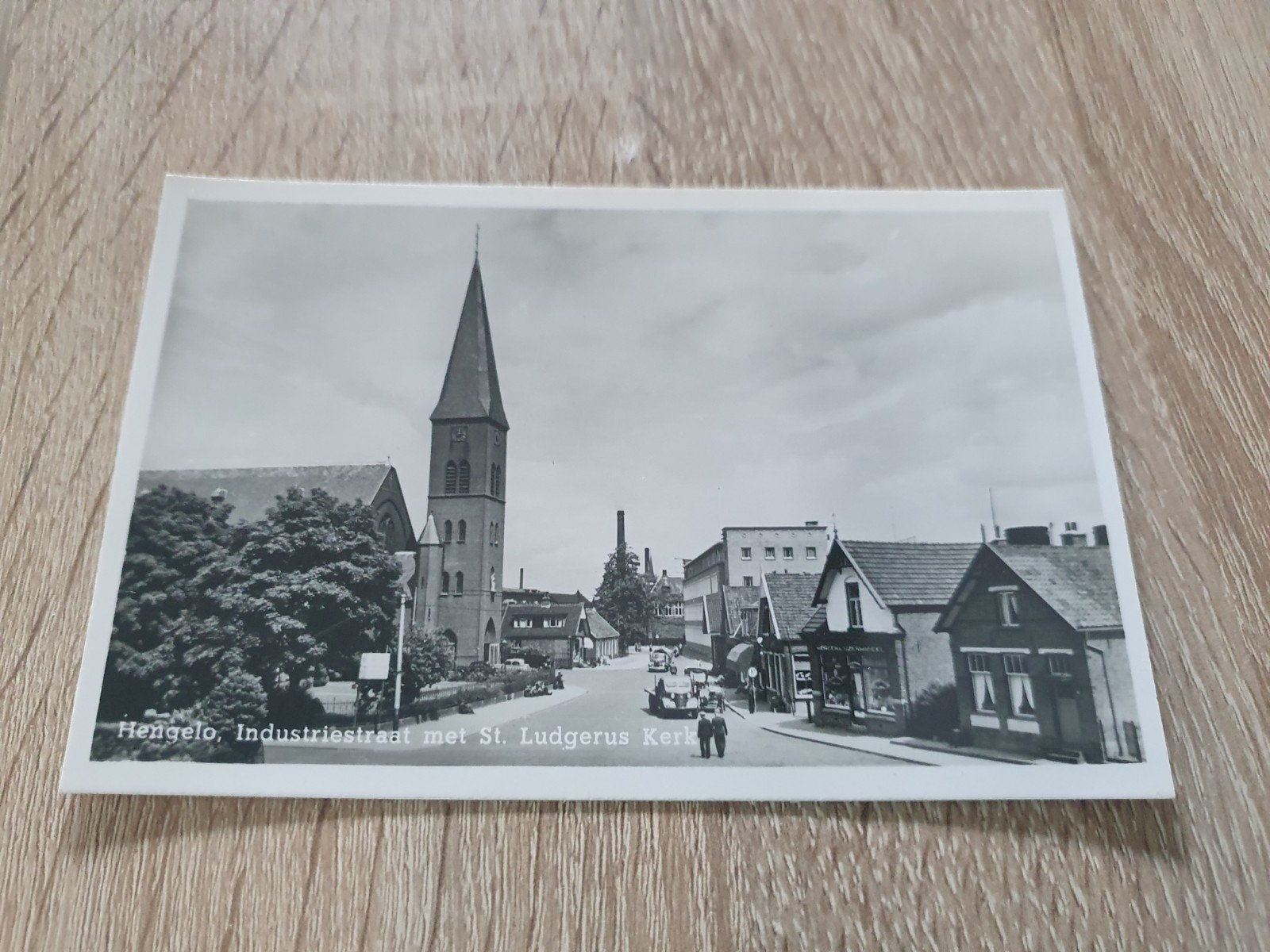 Hengelo, Industriestraat met St. Ludgerus kerk, Ophalen of Verzenden, 1940 tot 1960, Ongelopen, Overijssel
