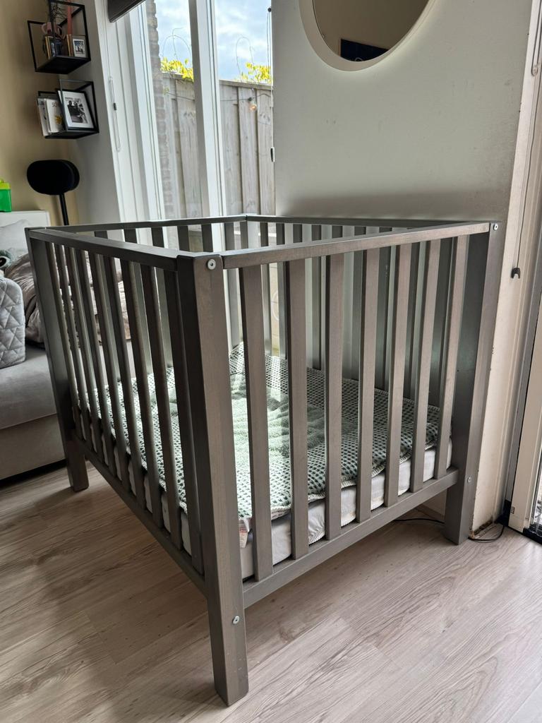 Mooie box met koeka boxkleed en boxzak + matras en hoes, Kinderen en Baby's, Boxen, Ophalen, Zo goed als nieuw, Vierkant, In hoogte verstelbaar