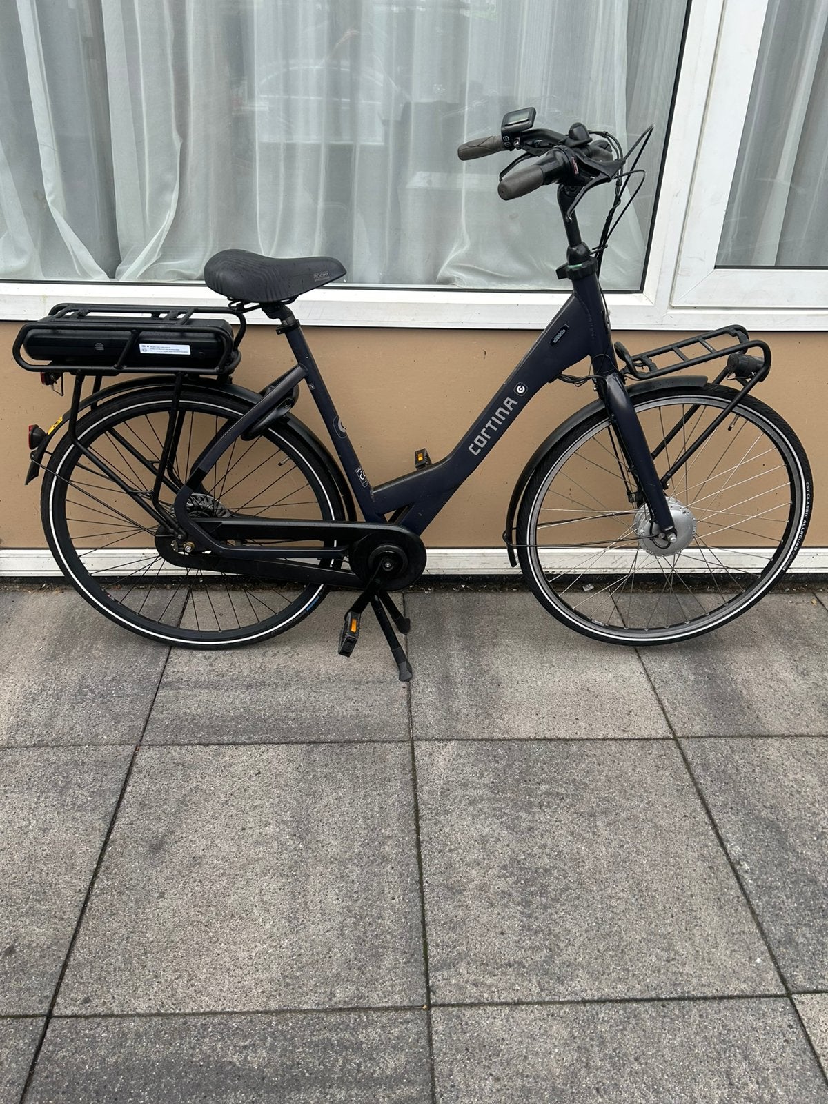 Zeer nette en stevige E-Bike CORTINA 28 inch met voordrager, Ophalen, Zo goed als nieuw, Cortina, 50 km per accu of meer