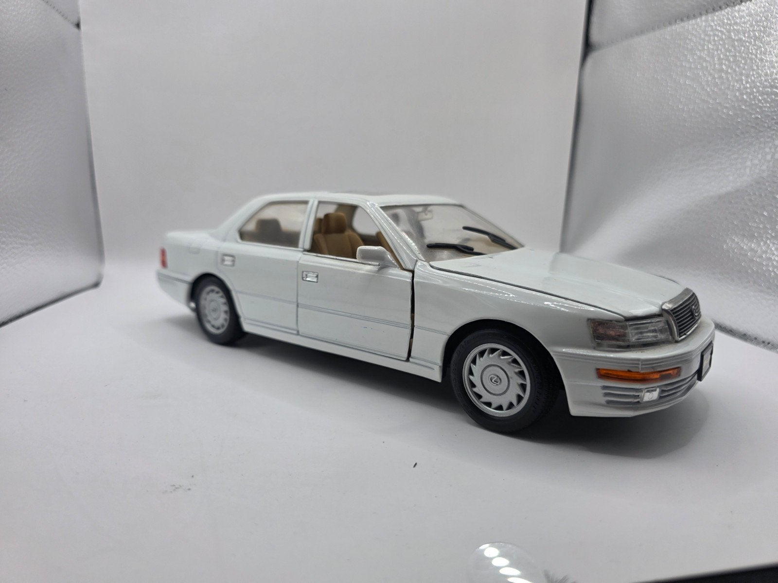 Lexus ls 400, Hobby en Vrije tijd, Modelauto's | 1:18, Zo goed als nieuw, Overige merken, Ophalen of Verzenden