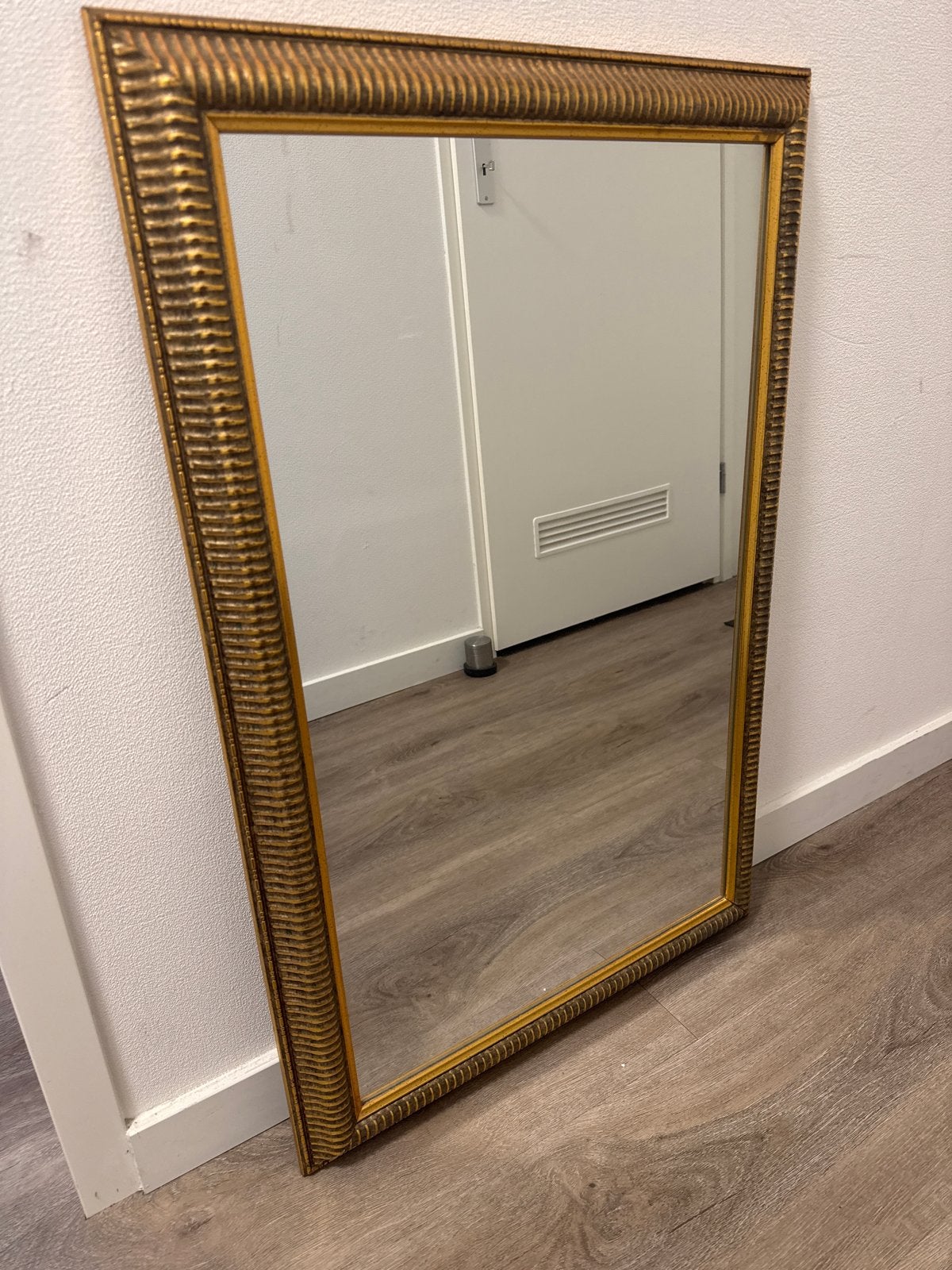 Halspiegel 60x90 cm met goudkleurige lijst, zware kwaliteit, Ophalen of Verzenden, Zo goed als nieuw, Minder dan 100 cm, Rechthoekig