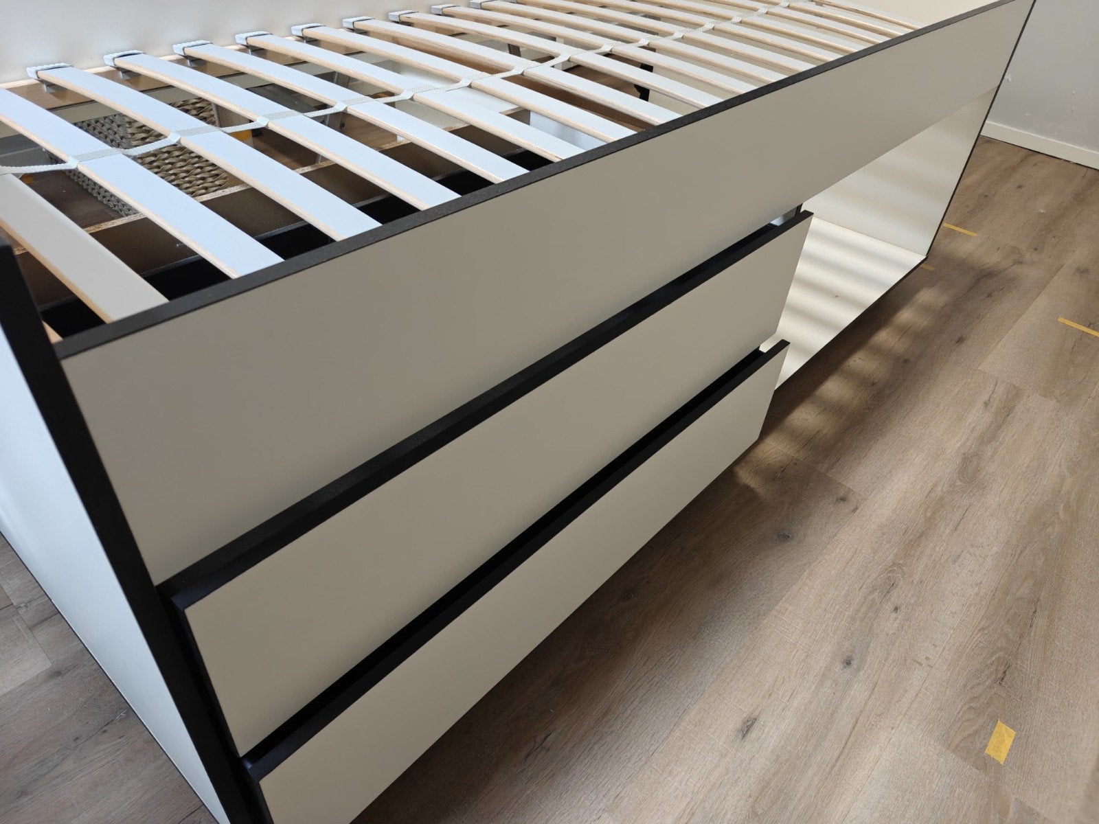 Bed - half hoog slaper - wit met zwarte details - 90x200cm, Ophalen, 90 cm, Eenpersoons, Wit
