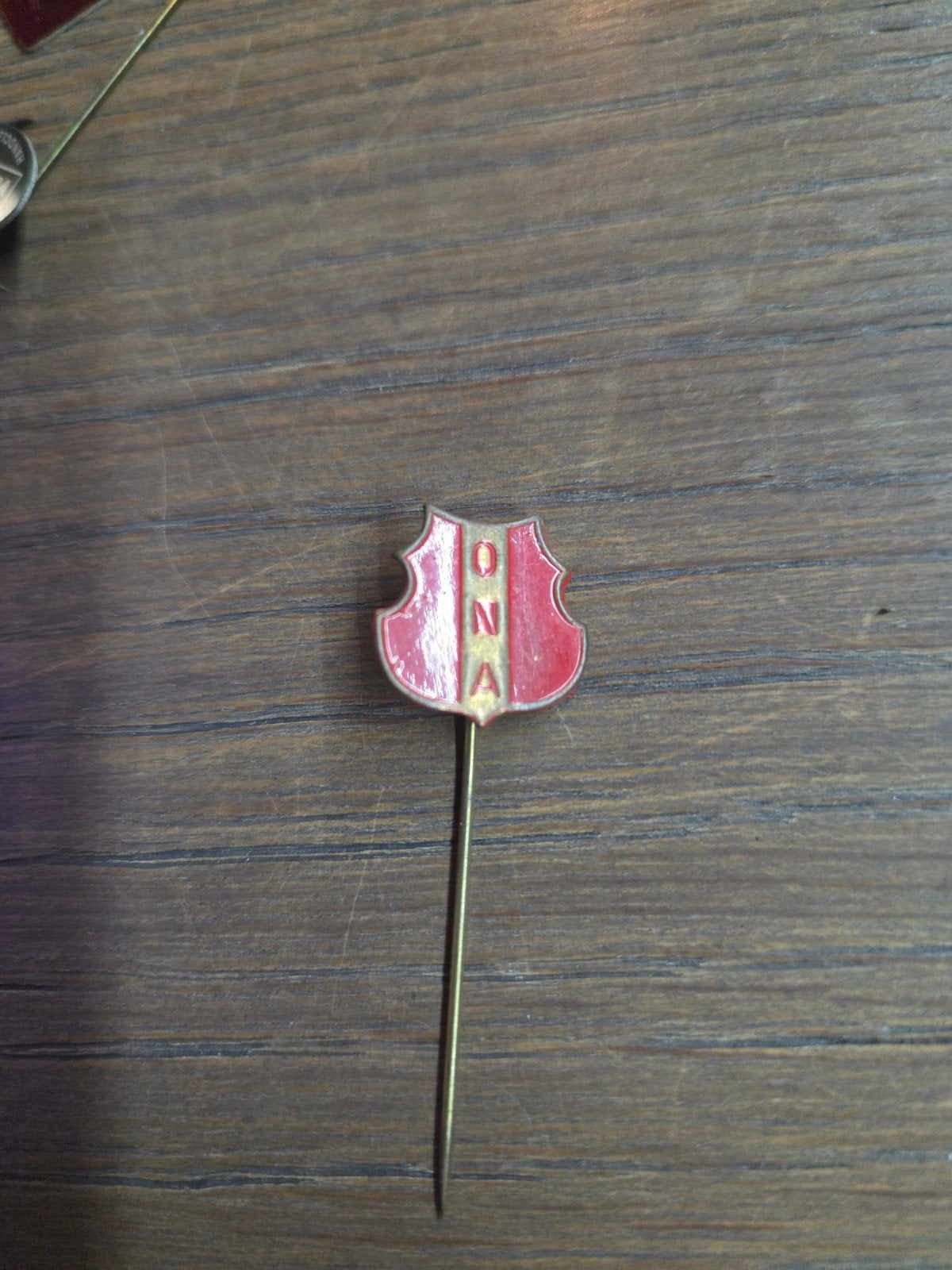 Vintage Speldje ONA - Rood met Gouden Letters, Ophalen of Verzenden, Gebruikt, Overige onderwerpen, Speldje of Pin