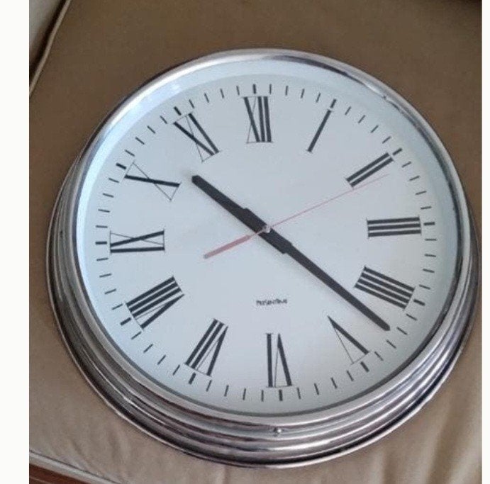 Grote wandklok met Romeinse cijfers - 45cm, Ophalen, Analoog, Werkt op batterijen, Zilver