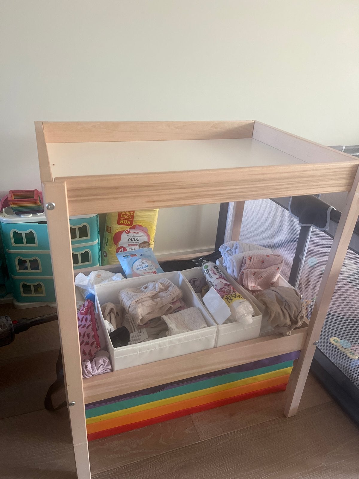 Commode met verschoonkussen - gebruikt in woonkamer, Kinderen en Baby's, Badjes en Verzorging, Overige merken, Gebruikt, Overige typen