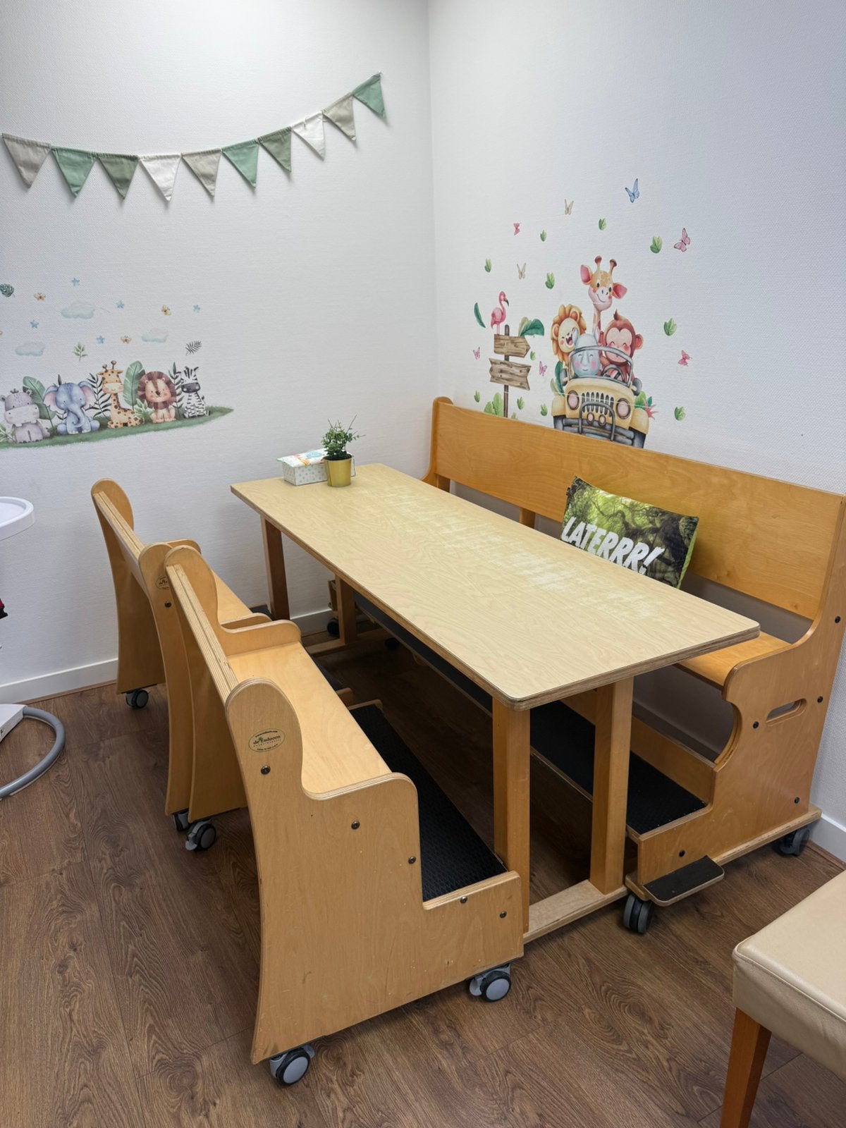 Complete kinderopvang eethoek | Tafel + 3 banken op wielen, Ophalen, Gebruikt