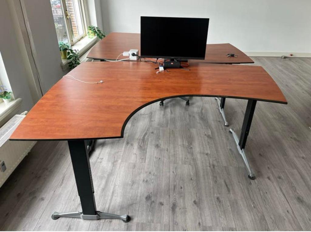 2 Hoekbureaus en 1 ergonomische bureaustoel, Gebruikt, Hout, Hoekbureau, 182 cm
