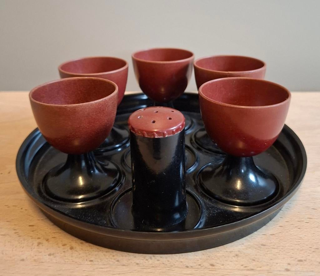 Art deco bakeliet eierdopjesset met zoutvaatje op dienblad, Ophalen of Verzenden