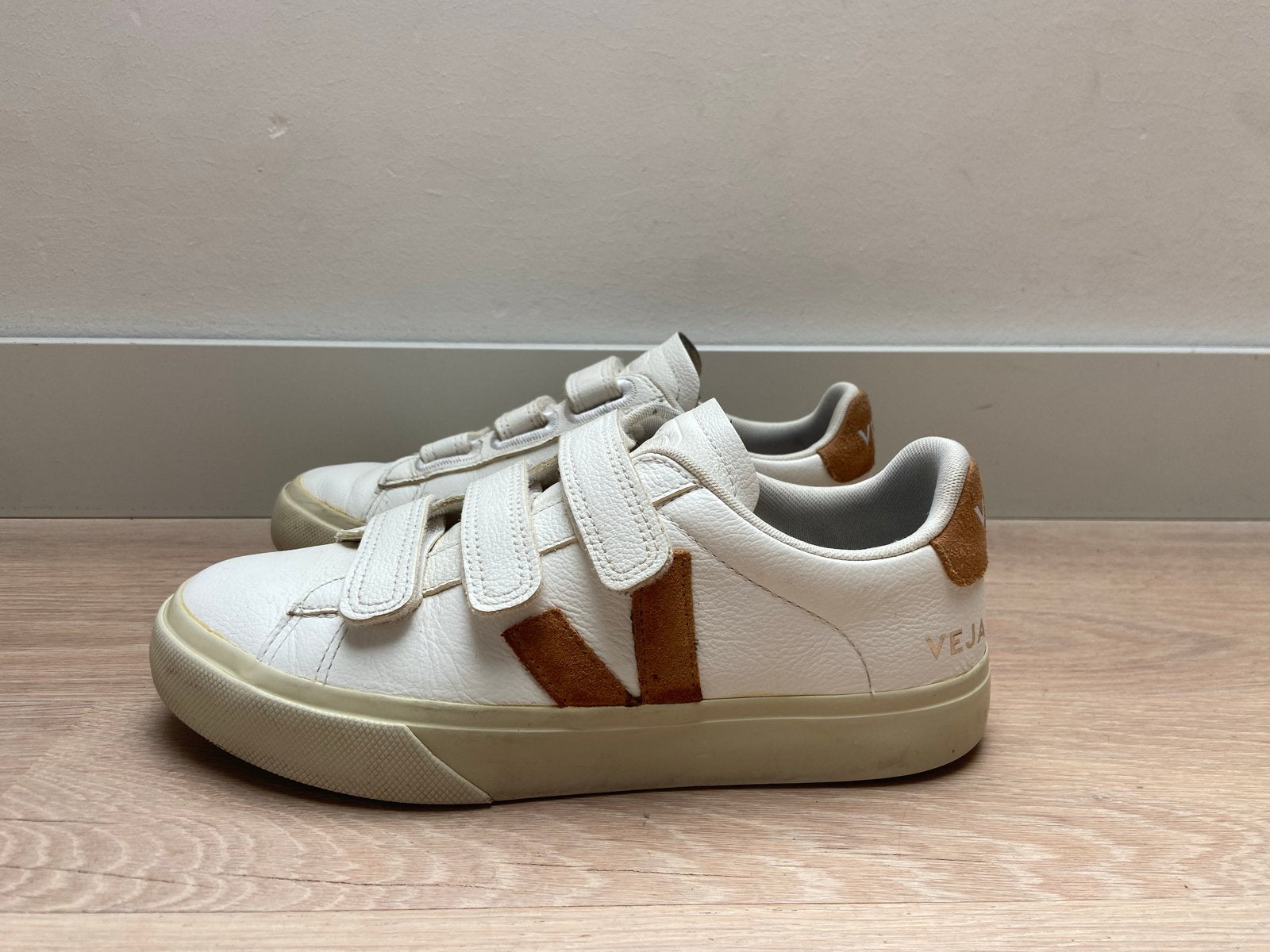 Veja V-12 klittenband sneakers wit/bruin maat 38, Kleding | Dames, Schoenen, Ophalen of Verzenden, Gedragen, Wit, Sneakers of Gympen