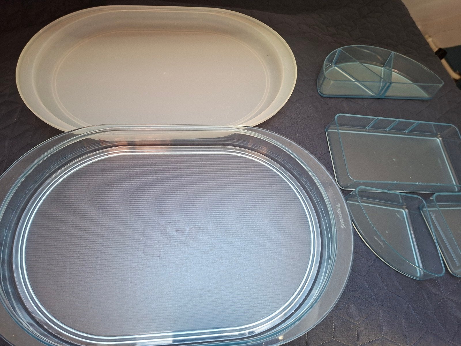 Tupperware presenteerschaal met losse bakjes en deksel, Gebruikt, Schaal, Blauw, Met compartimenten