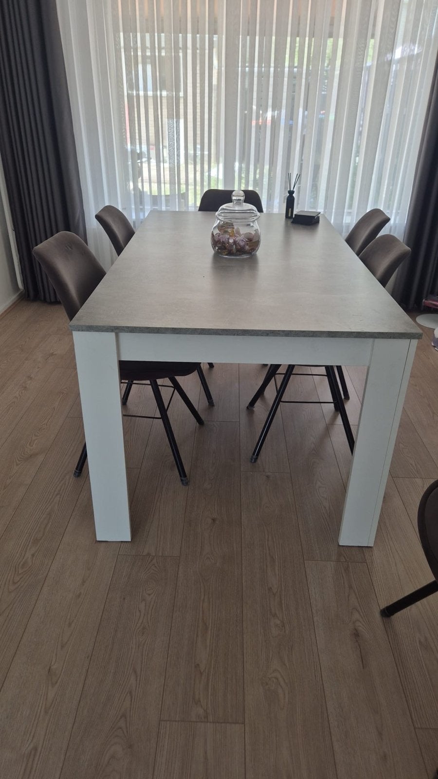 Moderne eettafel met grijs blad en witte poten, Huis en Inrichting, Tafels | Eettafels, Ophalen, 50 tot 100 cm, Zo goed als nieuw