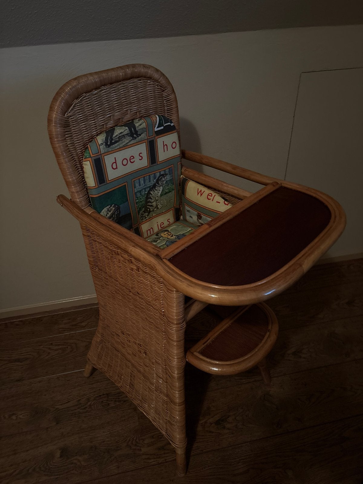 Supermooie rieten kinderstoel met eetblad, Ophalen, Gebruikt, Overige typen, Afneembaar eetblad