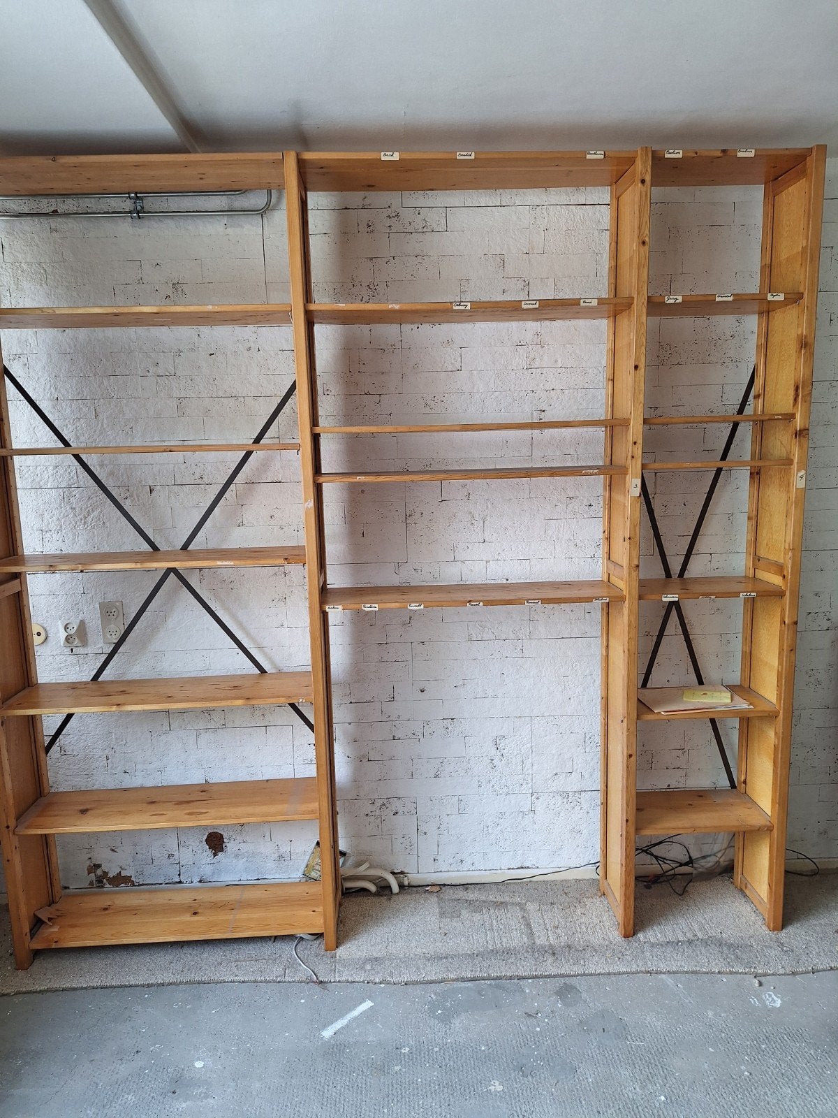 Houten LUNDIA boekenkast met verstelbare Planken, Ophalen, Met plank(en), Gebruikt, Modern, functioneel