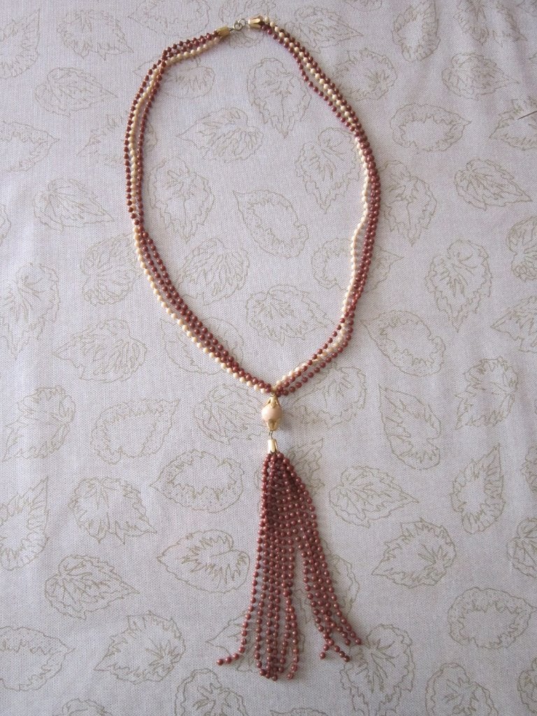 Ketting van kunststof kralen, 70 cm. lang, bruin/beige., Sieraden, Tassen en Uiterlijk, Kettingen, Met hanger, Kunststof, Bruin