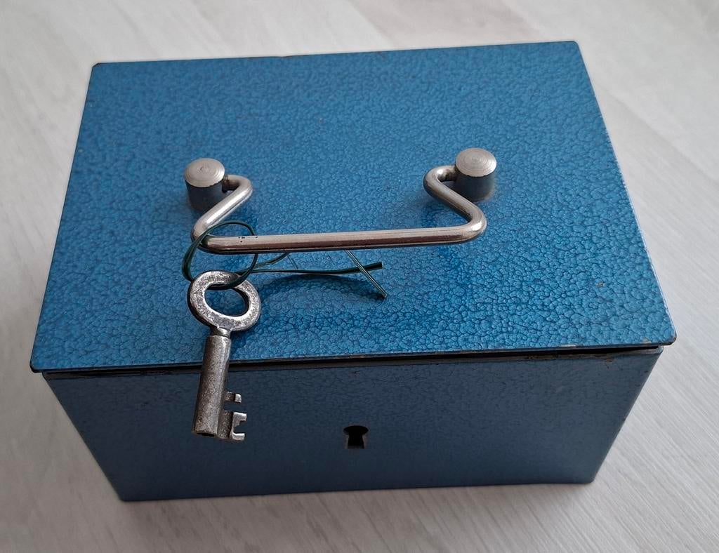 Blauw geldkistje met sleutel, Ophalen of Verzenden, Minder dan 50 cm, Minder dan 50 cm