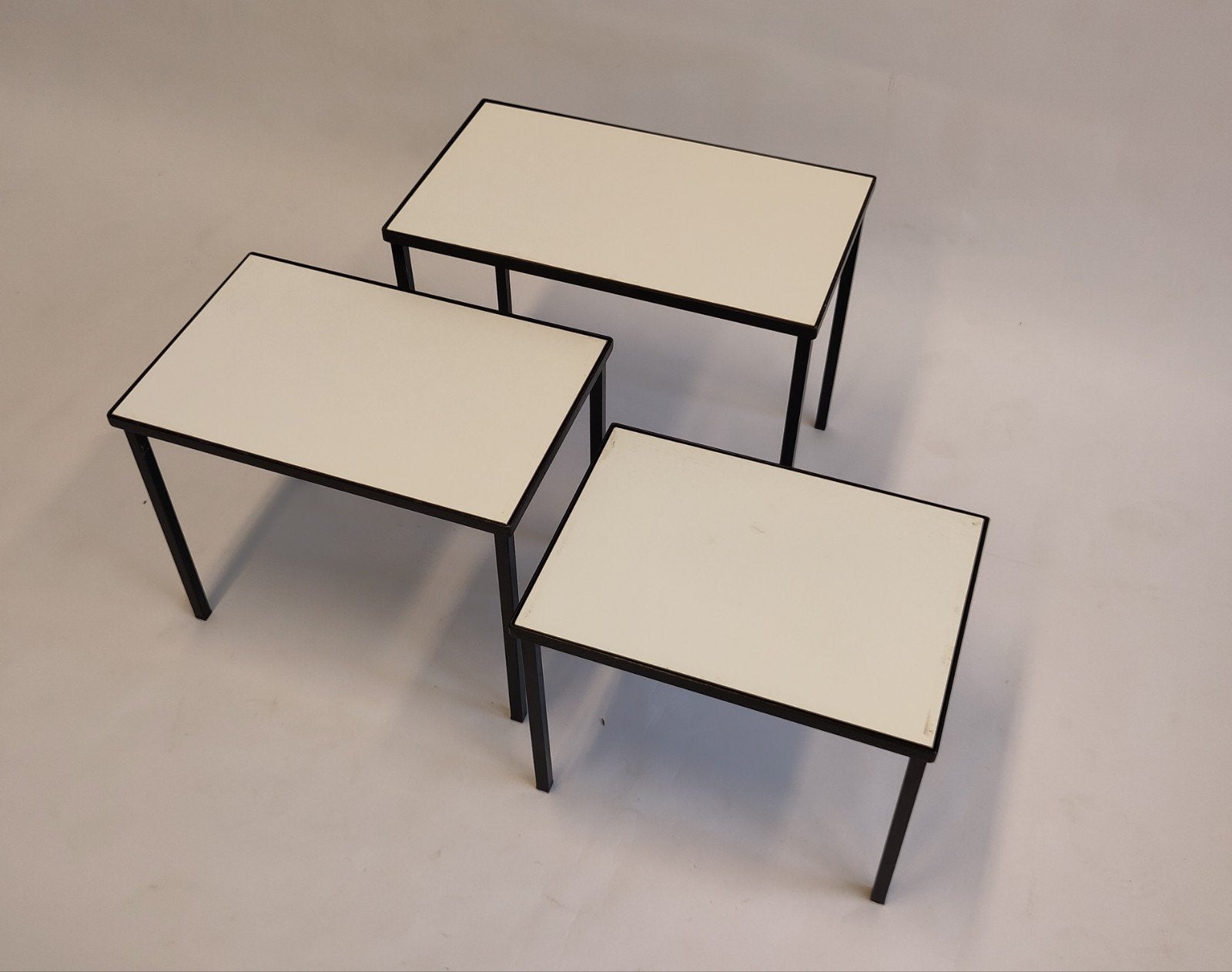 Vintage set tafeltjes miniset nesting tables metaal hout, Minder dan 45 cm, Minder dan 55 cm, Gebruikt, Metaal of Aluminium