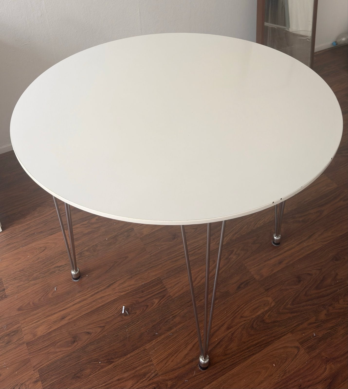 JYSK Eettafel Rond 90cm - Wit met metalen poten, Gebruikt, Rond, Metaal, Drie personen