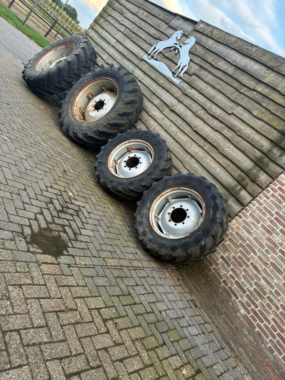Set van 4 tractorbanden18.4r38 380/70r28, Ophalen