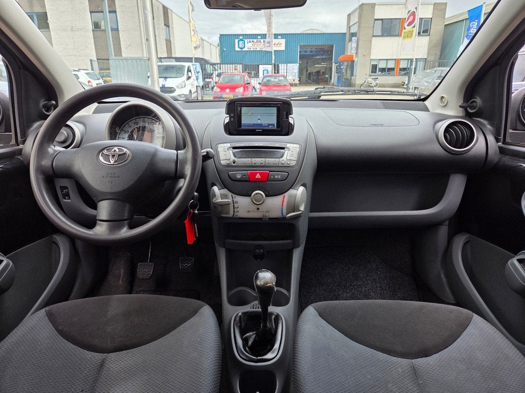 Toyota Aygo 1.0-12V|Airco|Elek.Ramen|Navi|Trekhaak|AUX, Voorwielaandrijving, Stof, Gebruikt, 4 stoelen