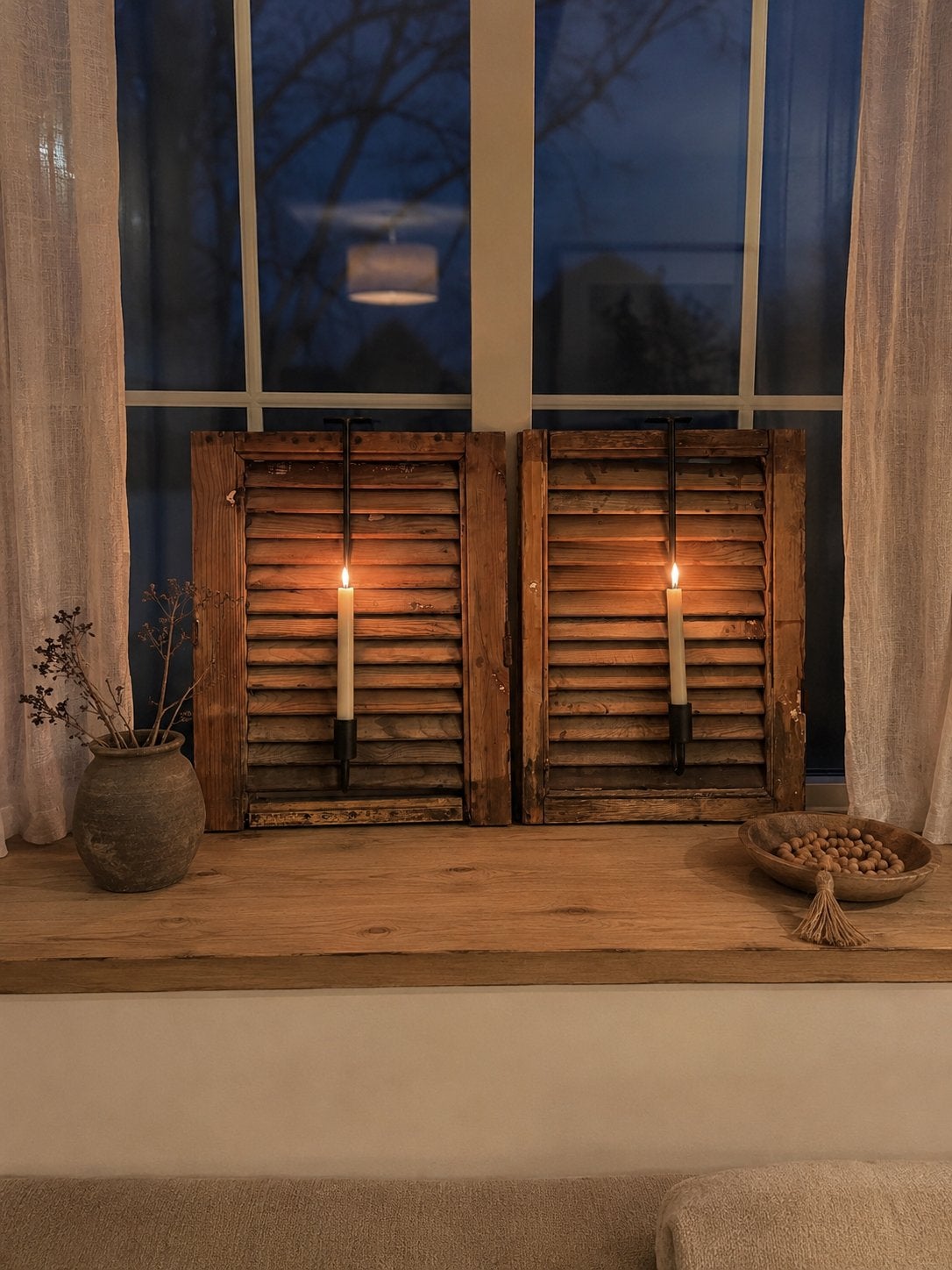Twee rustieke houten luikjes met kandelaars, Ophalen