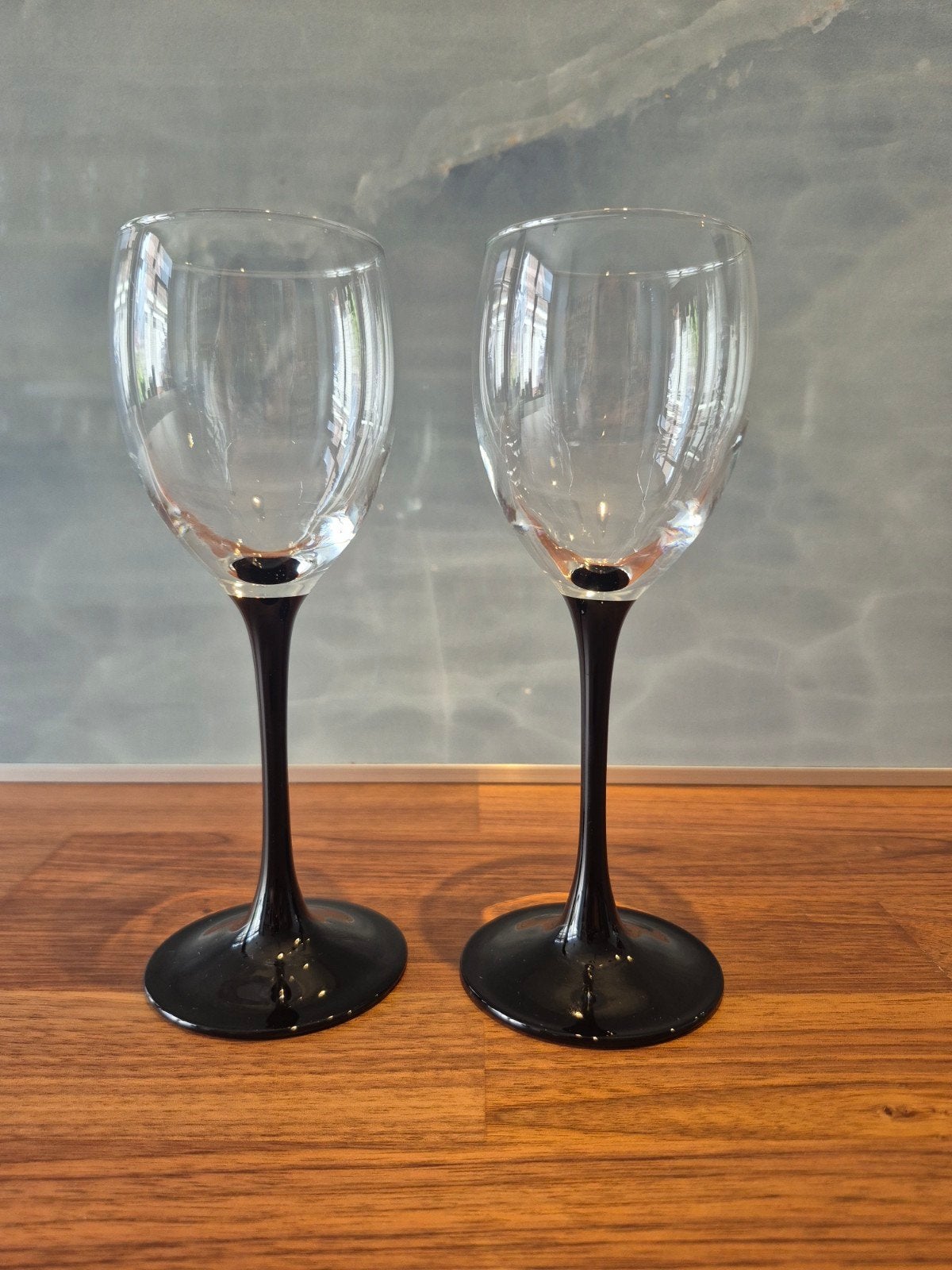 Vintage Luminarc Wijnglazen met Zwarte Voet - Set van 2, Huis en Inrichting, Keuken | Servies, Glas of Glazen, Overige merken