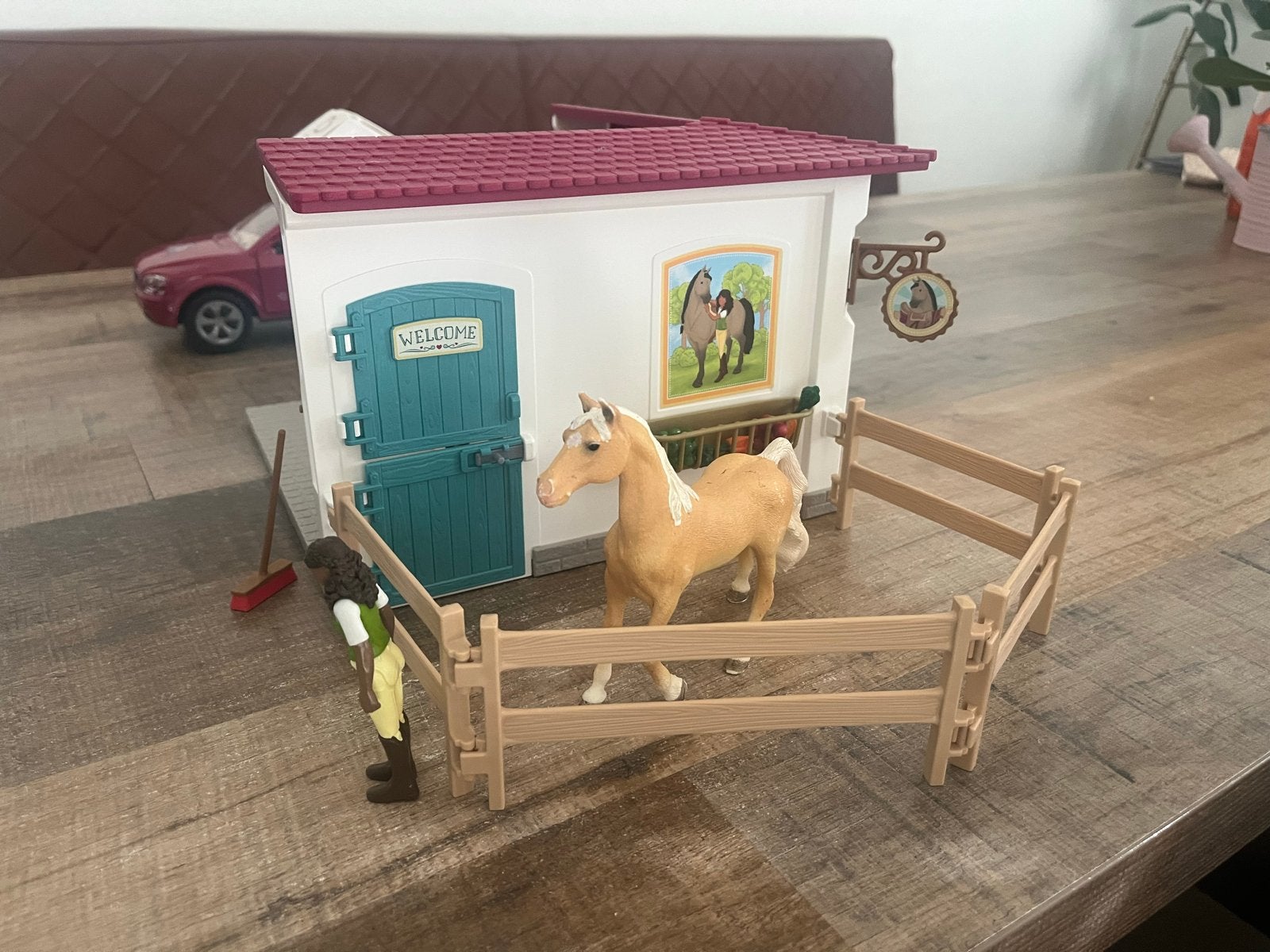 Schleich Zadelmakerij en Auto met Paardentrailer, Ophalen of Verzenden, Gebruikt, Jongen of Meisje