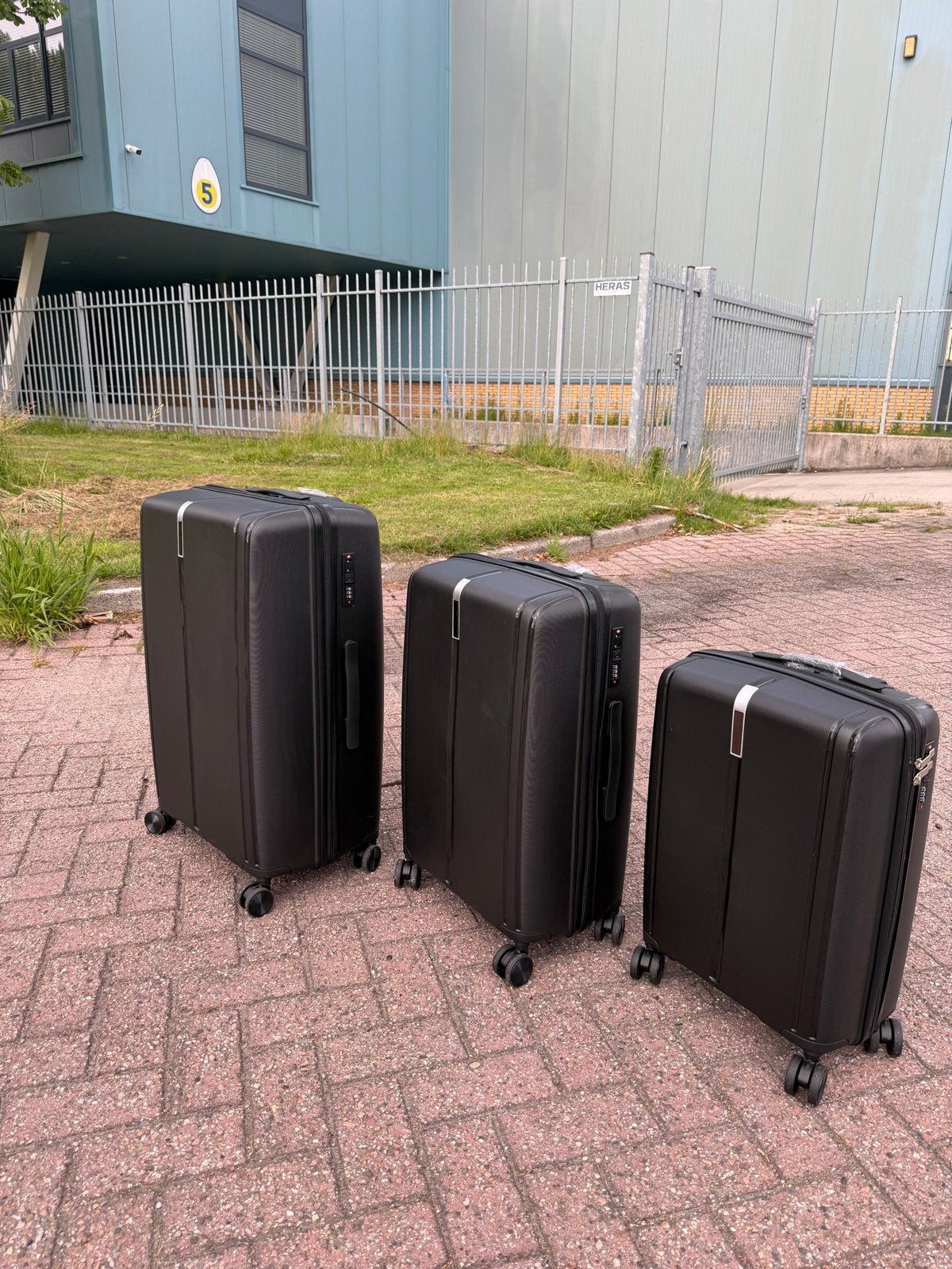Kofferset - 3 zwarte koffers met wieltjes en slot, Hard kunststof, 45 tot 55 cm, Slot, Ophalen of Verzenden