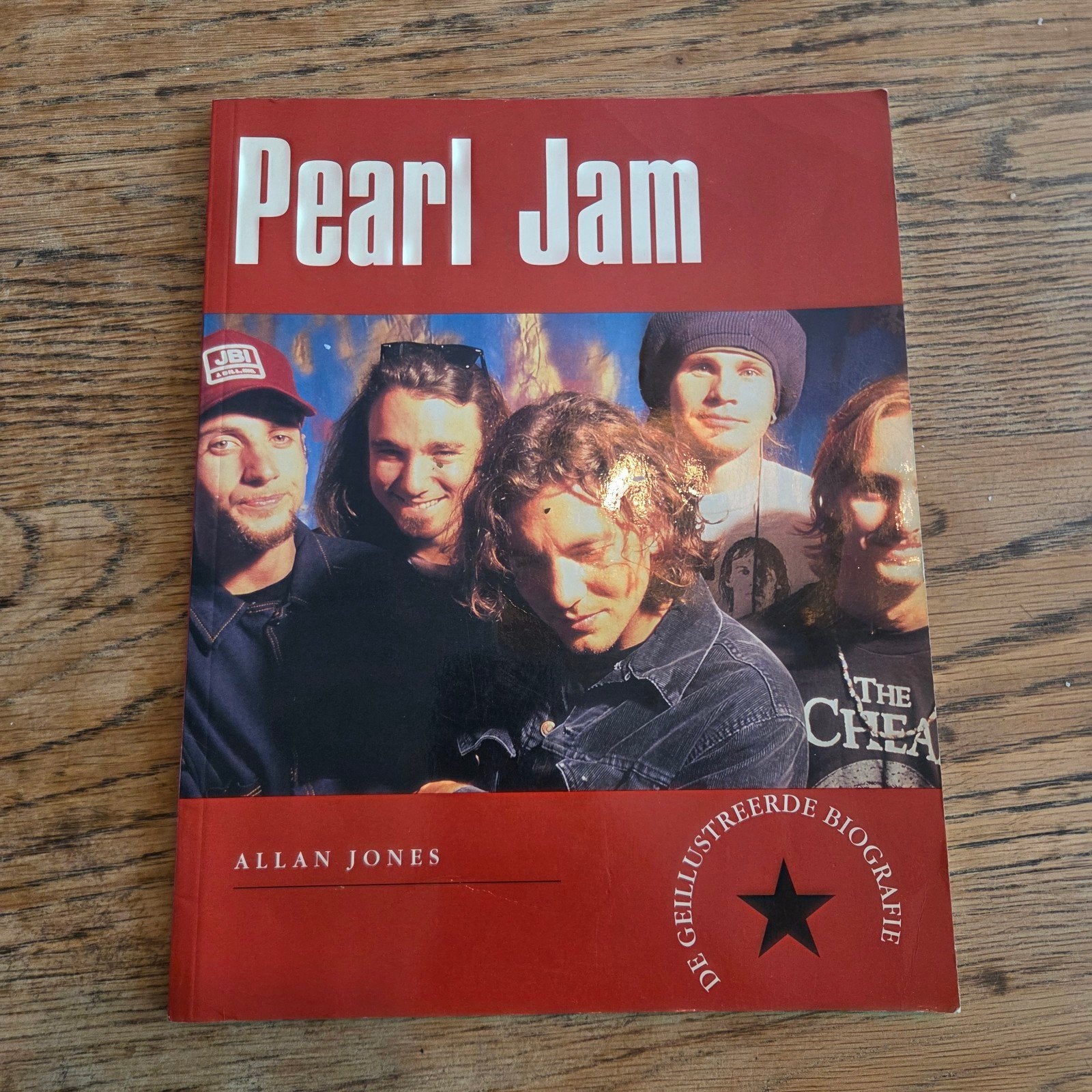 Pearl Jam: De Geïllustreerde Biografie - Allan Jones, Ophalen of Verzenden, Gelezen, Artiest, Allan Jones