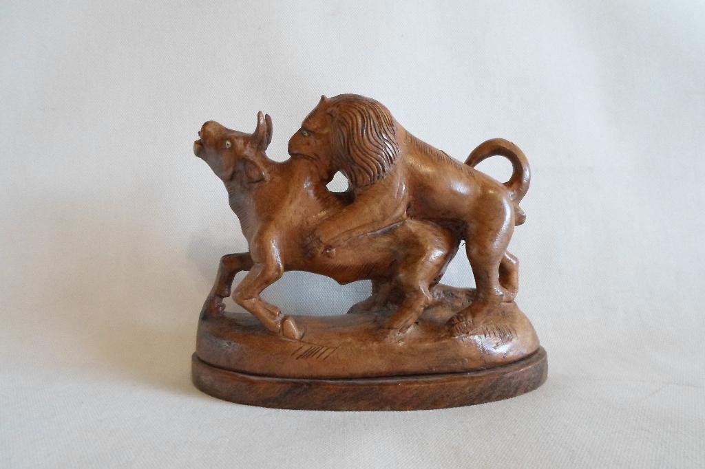 Houten Beeld Leeuw Buffel, Houtsnijwerk, Minder dan 20 cm, Ophalen of Verzenden, Hout