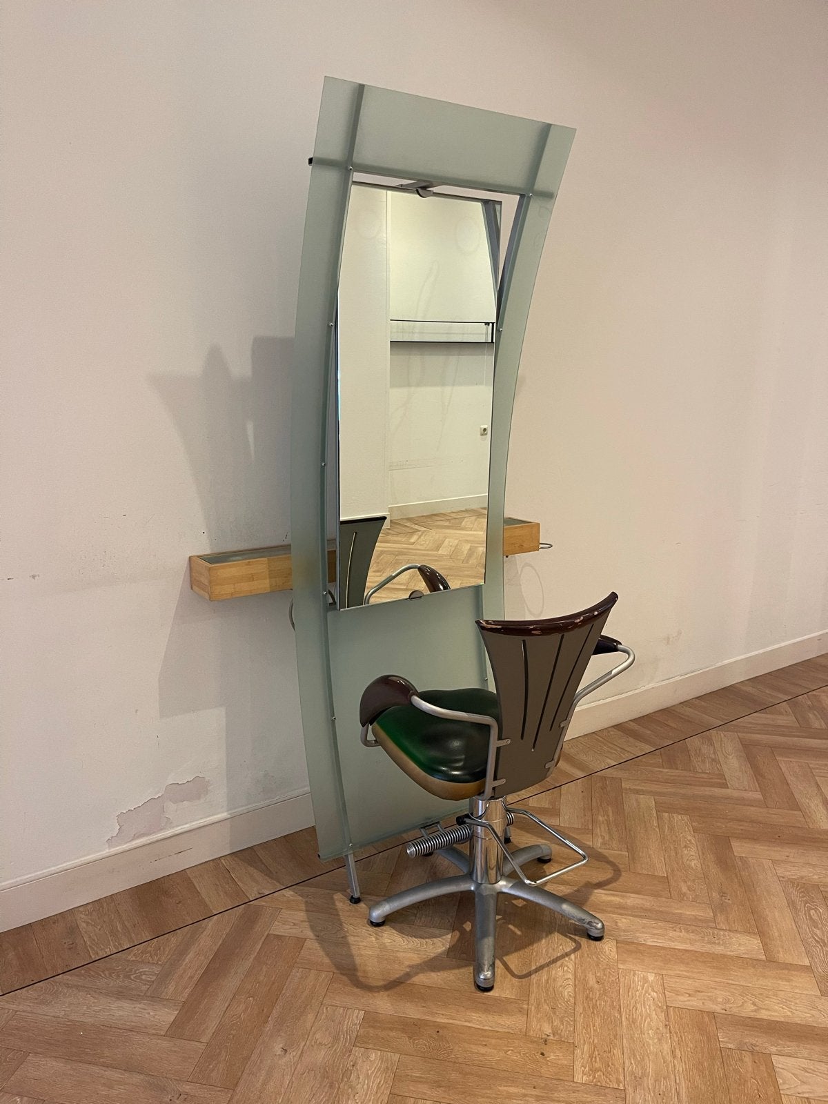 Kappersinventaris: Stoelen, spiegels en wasbak, Diensten en Vakmensen