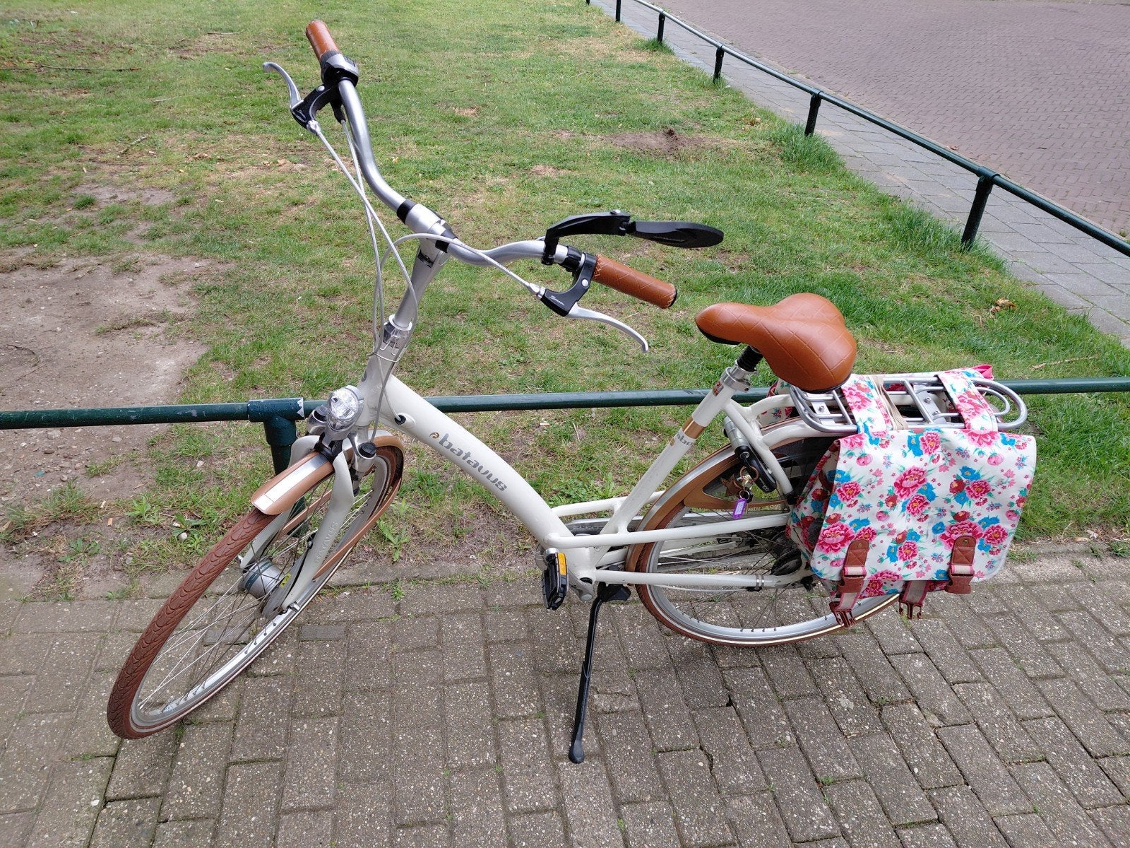 Te Koop.GEEN E-BIKE maar super mooie damesfiets € 275, Ophalen, Gebruikt, Batavus, Versnellingen