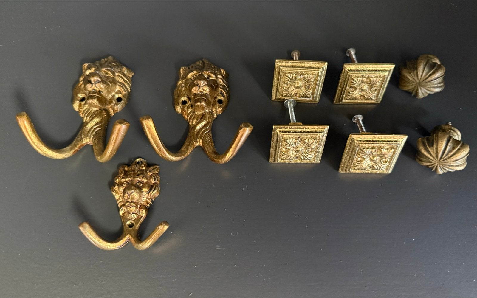 Vintage kapstok haken en knoppen - Leeuwenkop design, Ophalen of Verzenden, Gebruikt, Metaal, Wandhaken