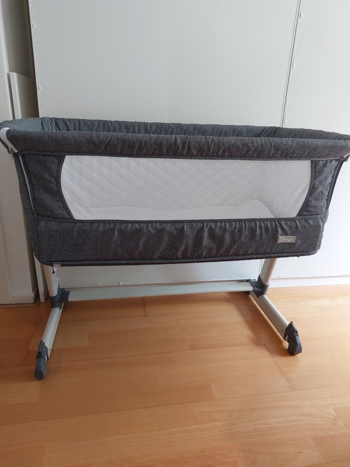 Grijze BabyGO co-sleeper met wasbare matrashoes (Aerosleep), Ophalen, Zo goed als nieuw, Wieg