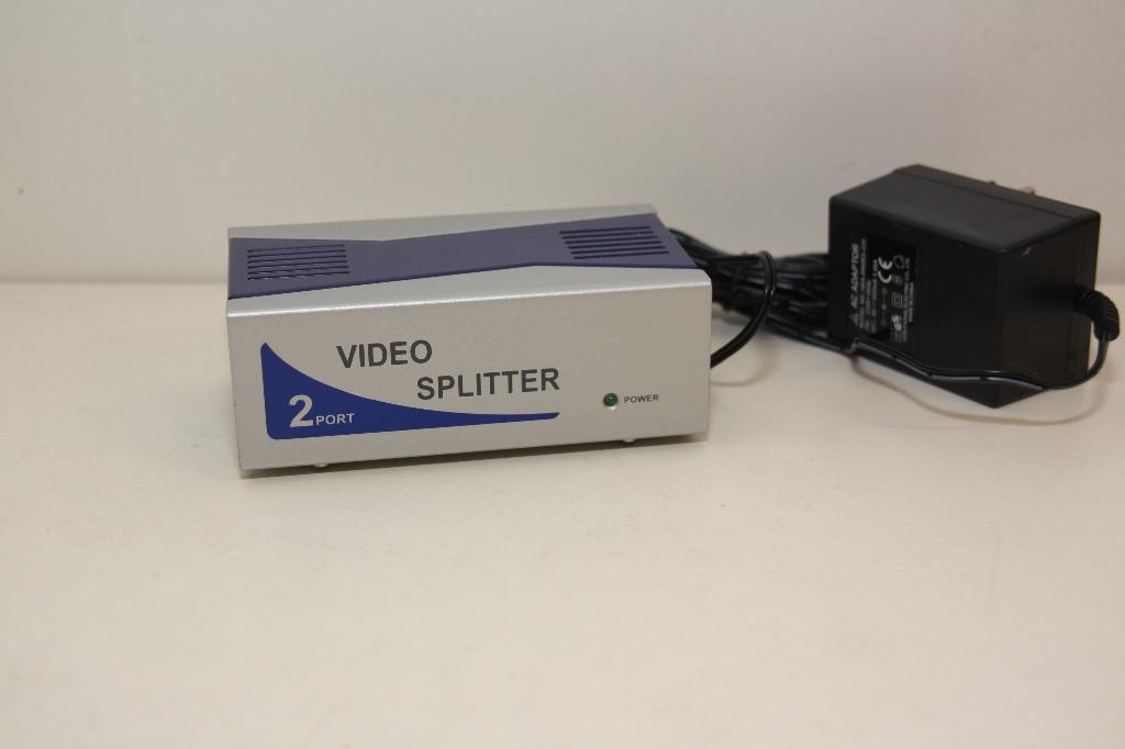 VGA Splitter 2 Poorts met AC Adapter. Nieuw., Computers en Software, Pc- en Netwerkkabels, Ophalen of Verzenden, Nieuw