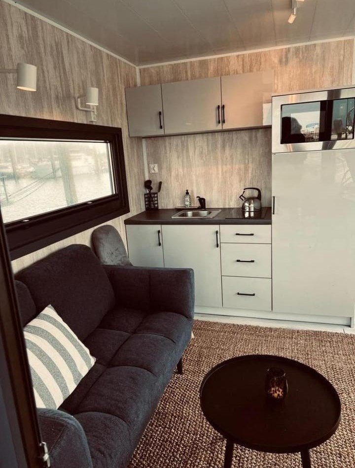 Woonboot Houseboat Recreatiewoning met ligplaats vast adres, Huizen en Kamers, Recreatiewoningen te koop, Overige soorten, 2 slaapkamers